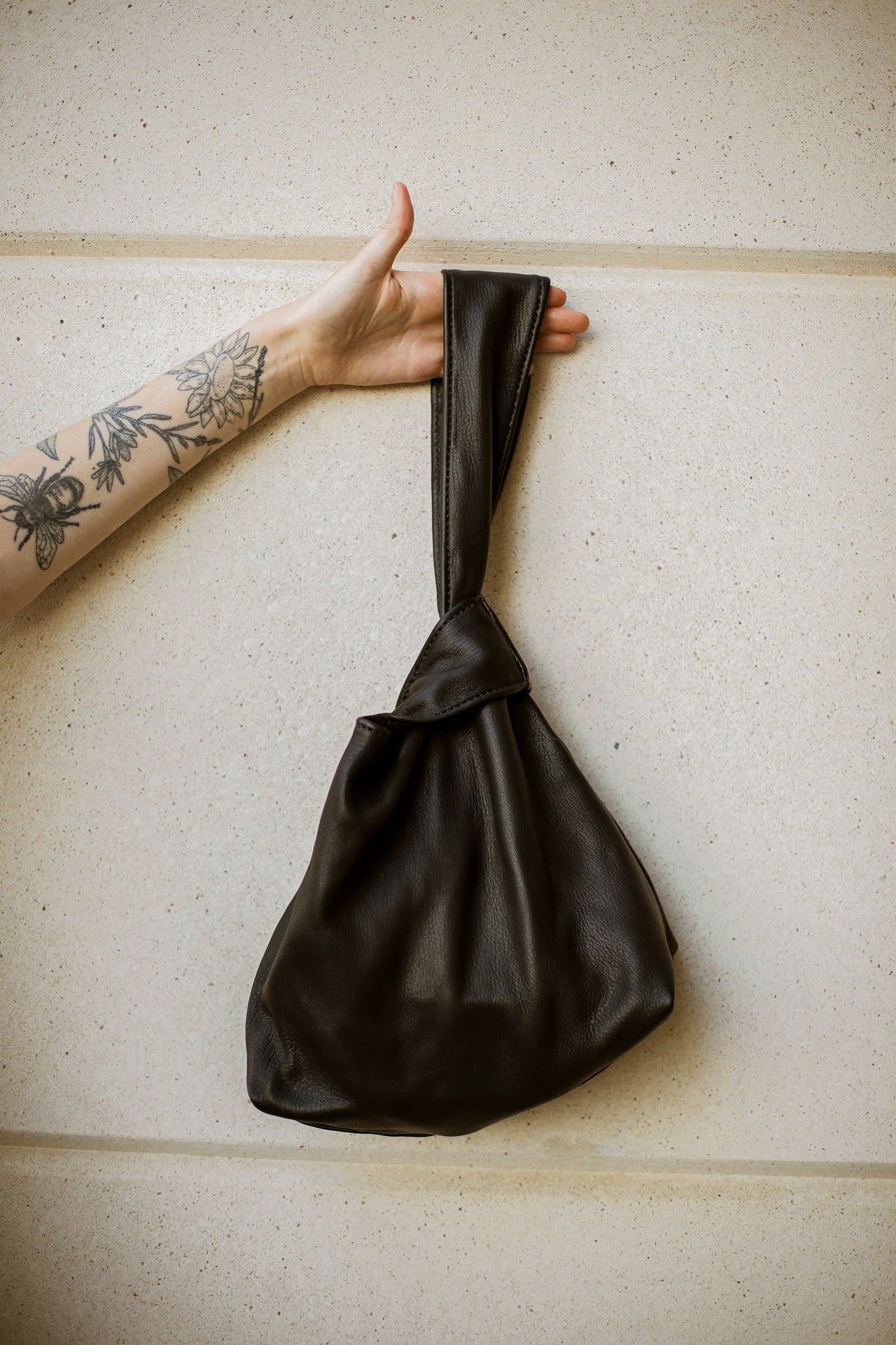 バッグ GEM KNOT DRAWSTING LEATHER BAG GEM KNOT DRAWSTING LEATHER BAG – LA PEAU DE GEM