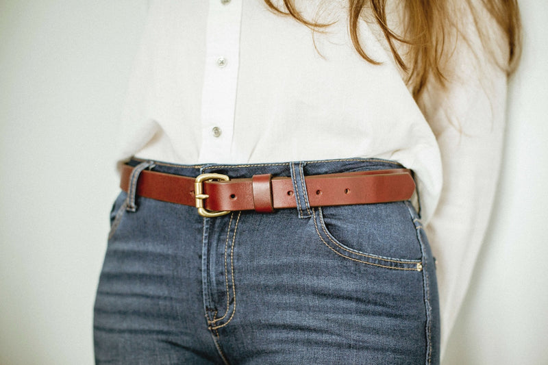 medium brown Sadelmager Fjord Belt 1"  with brass buckle worn by model zoomed in