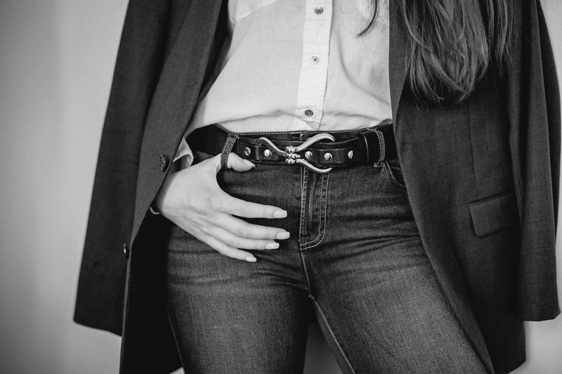grayscale filter of model wearing leather shire belt 1-1/4" in dark brown with brass hook